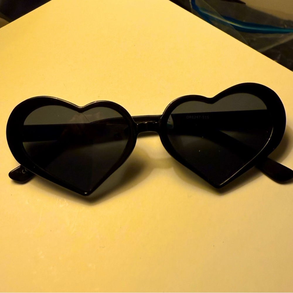 Women’s Black, Retro, Heart-Shaped, Sunglasses - Picture 4 of 5